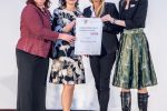 Familienministerin Juliane Bogner-Strauß überreicht das Zertifikat