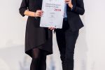 Familienministerin Juliane Bogner-Strauß überreicht das Zertifikat