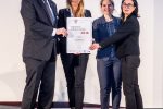 Familienministerin Juliane Bogner-Strauß überreicht die Zertifikate