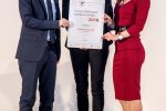 Familienministerin Juliane Bogner-Strauß überreicht das Zertifikat