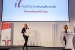 Familienministerin Juliane Bogner-Strauß überreicht das Zertifikat